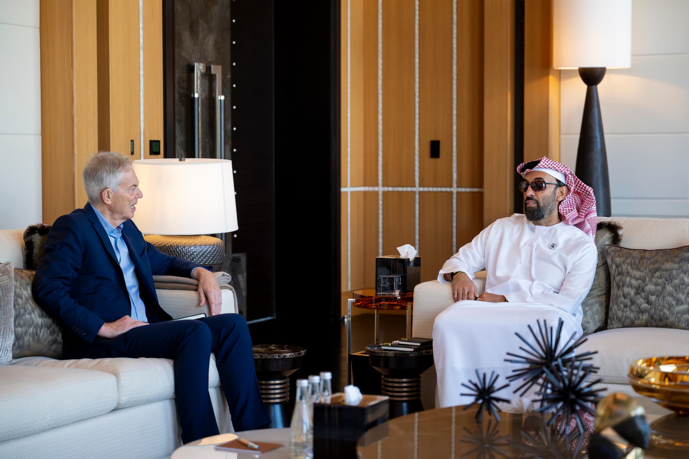 طحنون بن زايد يلتقي رئيس مجلس الإدارة التنفيذي لمعهد توني بلير لبحث الابتكار الحكومي والذكاء الاصطناعي