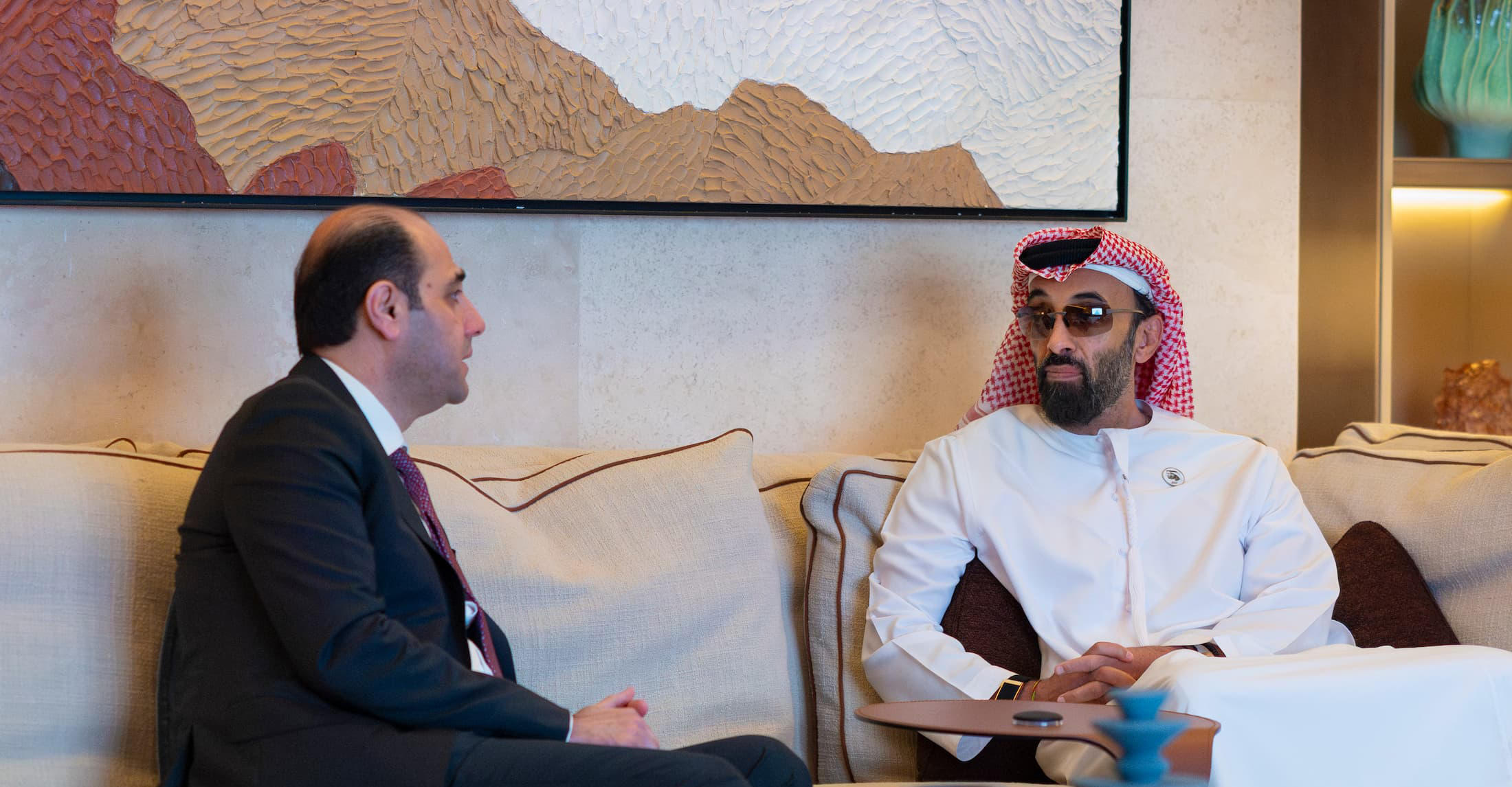 طحنون بن زايد يلتقي نائب رئيس المجلس الأعلى للتنمية الاقتصادية في سوريا