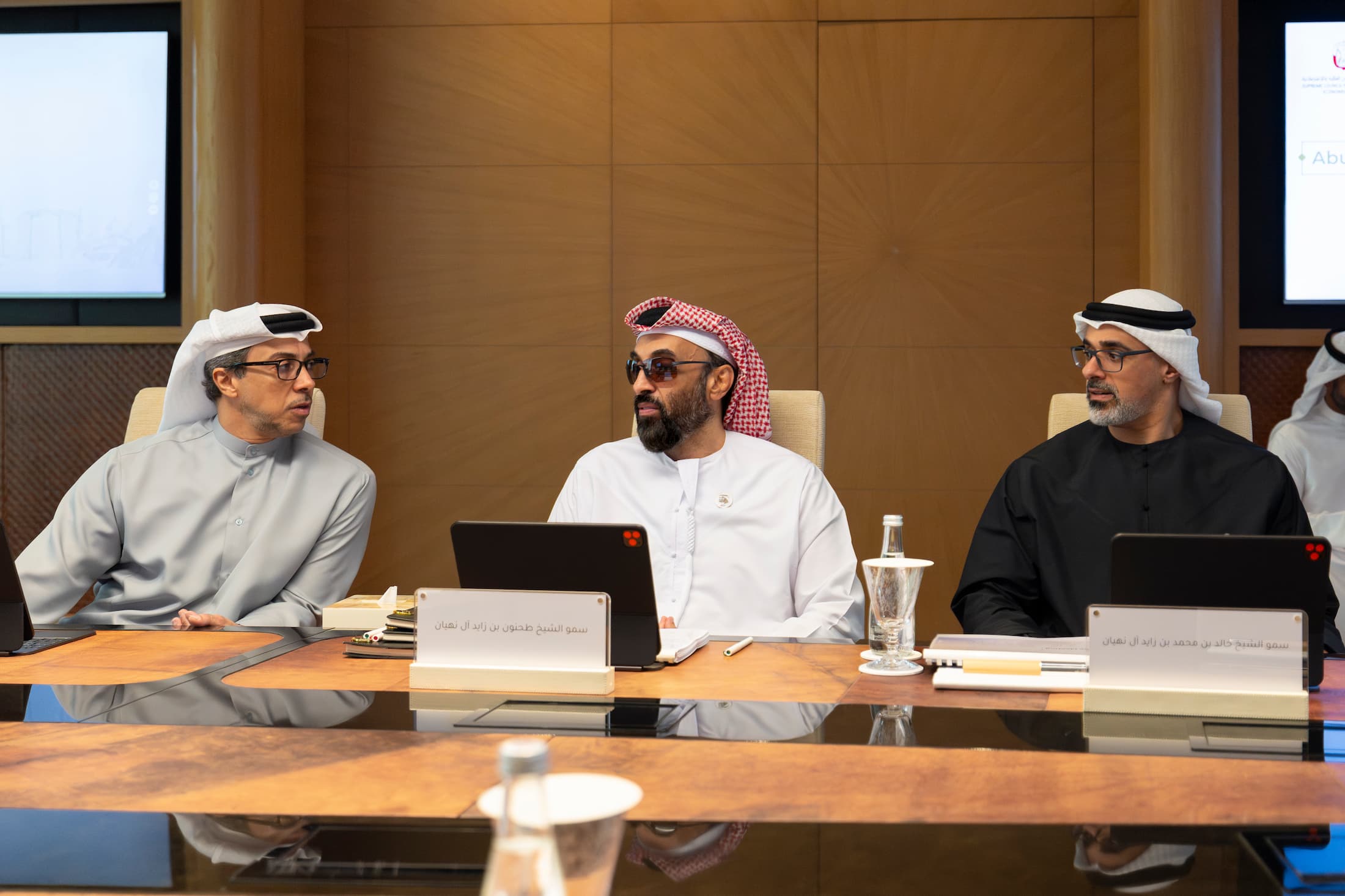 بحضور منصور بن زايد وخالد بن محمد بن زايد.. طحنون بن زايد يترأس اجتماع مجلس الشؤون الاستثمارية