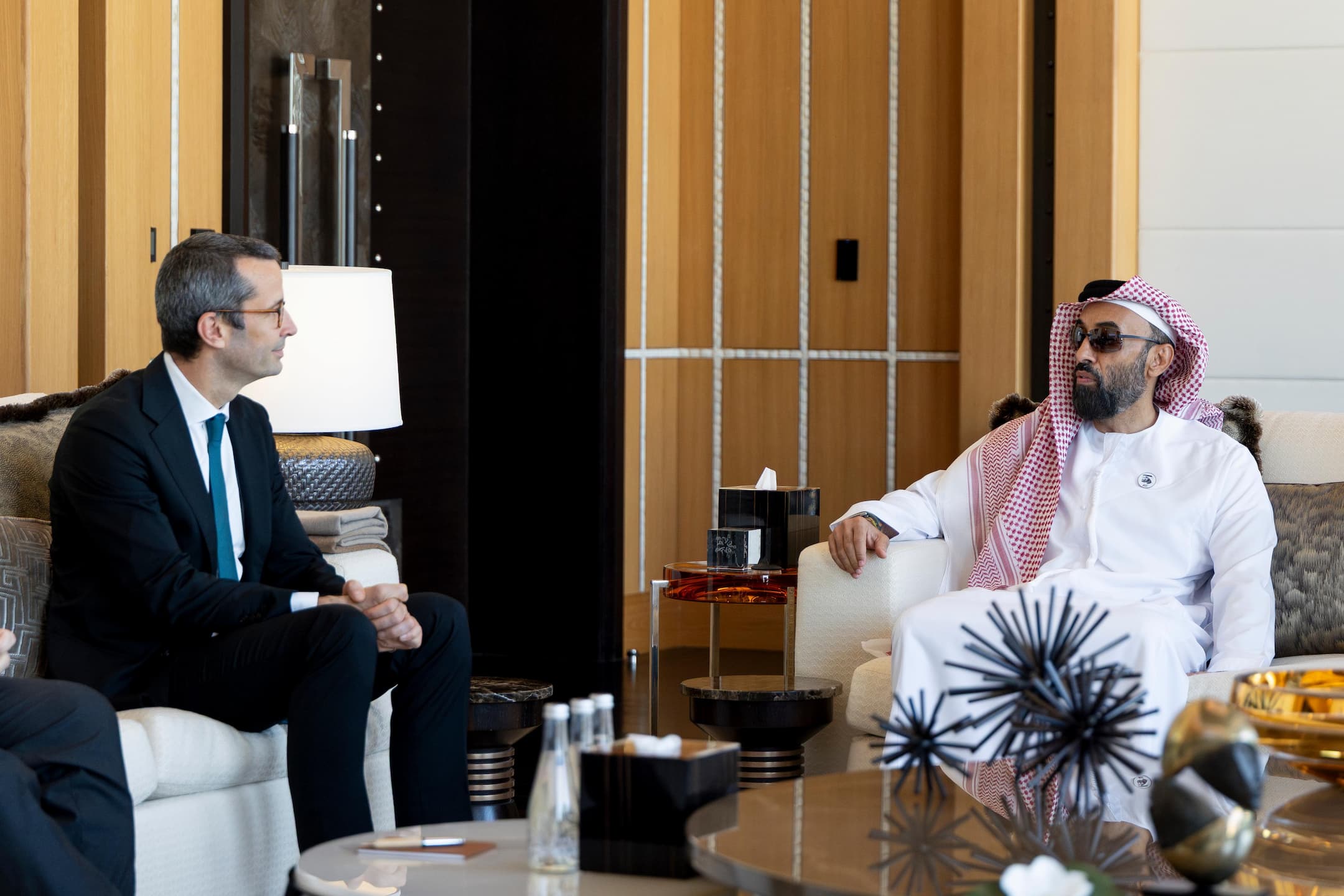 طحنون بن زايد يلتقي المستشار الخاص للمستشار الألماني لشؤون السياسة الخارجية والأمنية