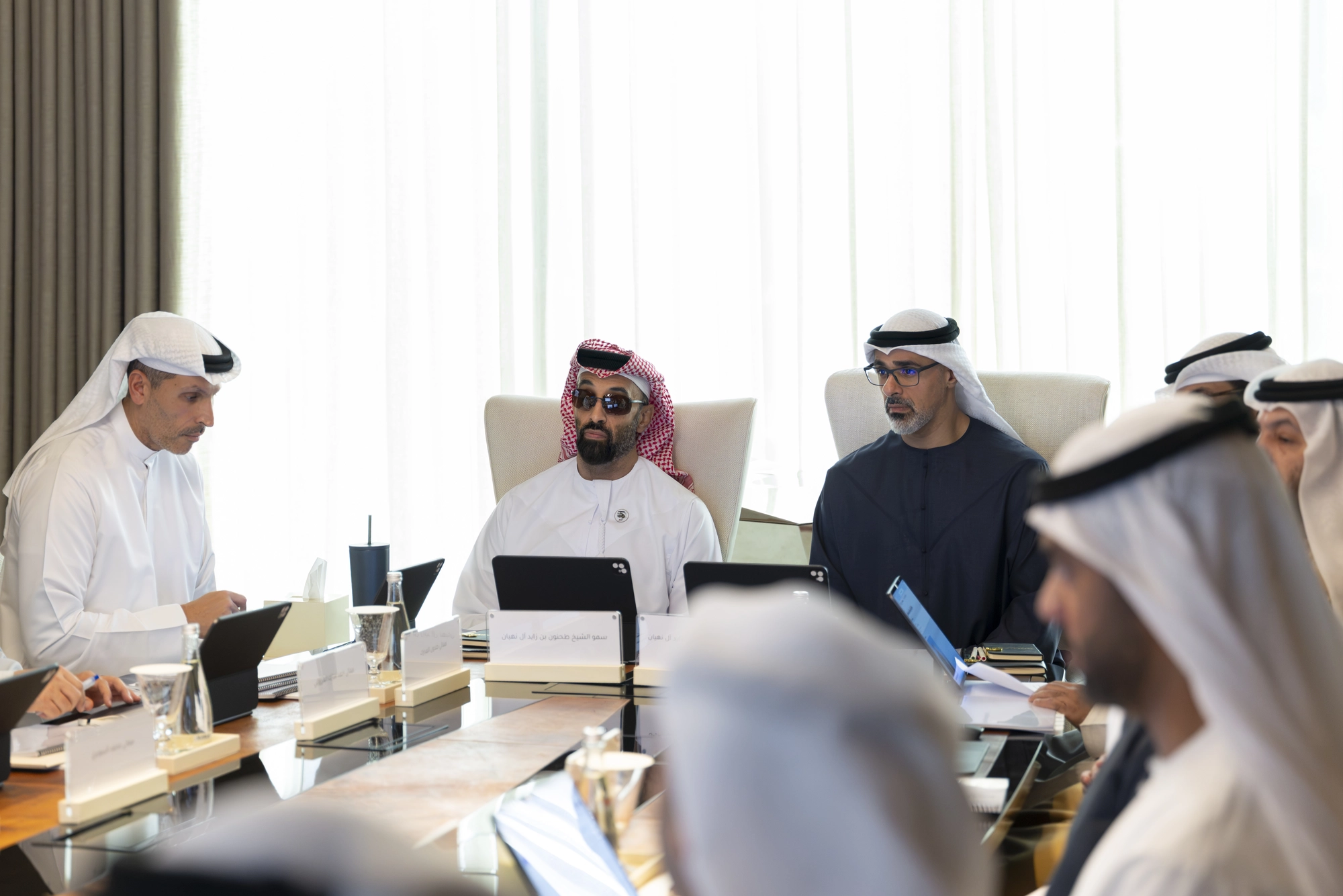 بحضور خالد بن محمد بن زايد.. طحنون بن زايد يترأس اجتماع مجلس الذكاء الاصطناعي والتكنولوجيا المتقدمة