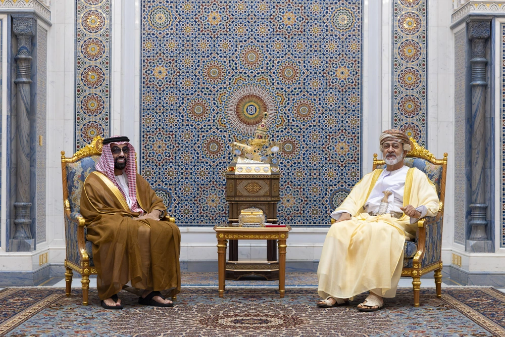 سلطان عُمان يستقبل طحنون بن زايد