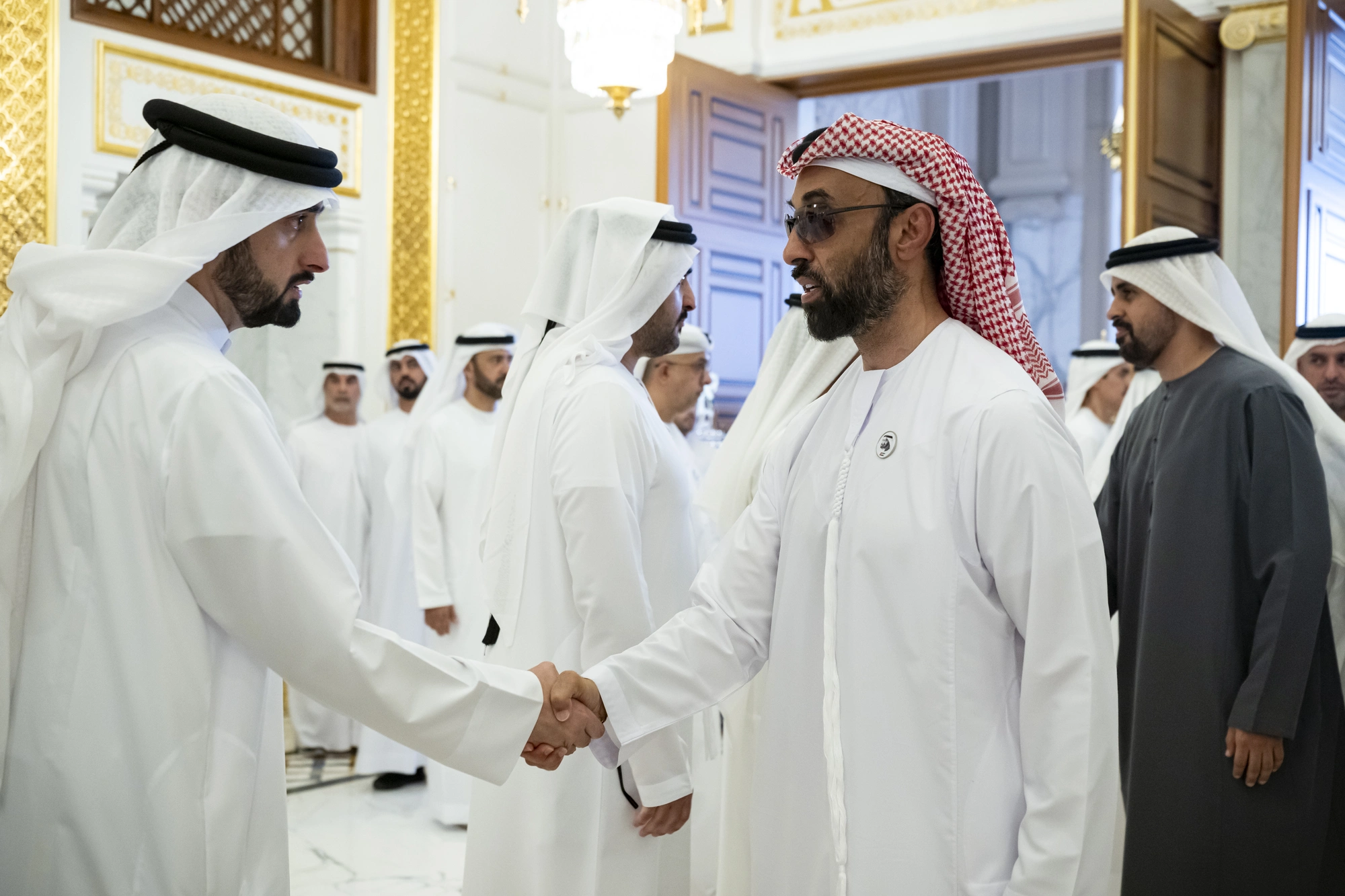 الشيخ طحنون بن زايد يقدم واجب العزاء إلى الشيخ أحمد بن محمد بن راشد آل مكتوم في مجلس زعبيل بدبي