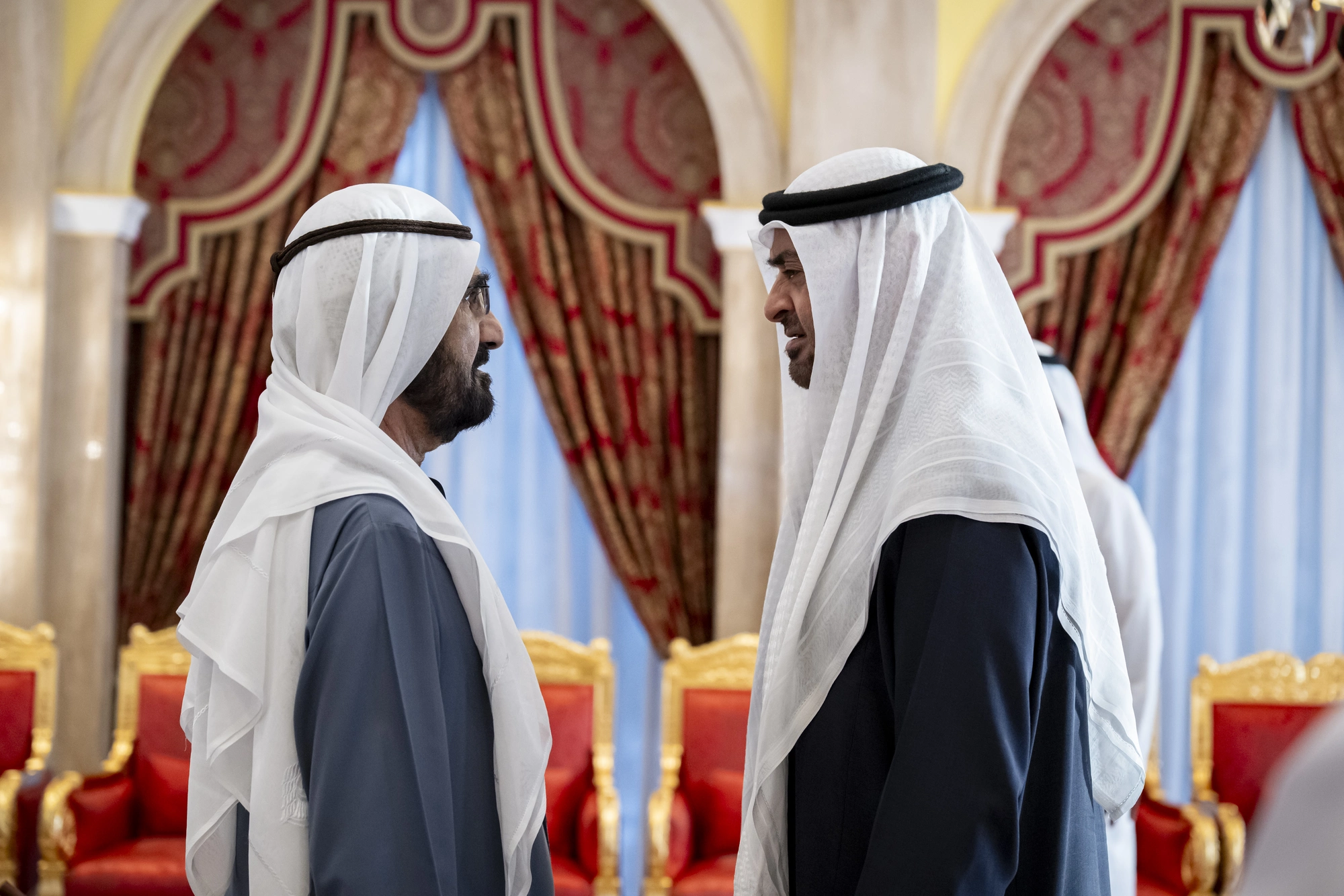 رئيس الدولة الشيخ محمد بن زايد يقدم واجب العزاء إلى الشيخ محمد بن راشد آل مكتوم في مجلس زعبيل بدبي